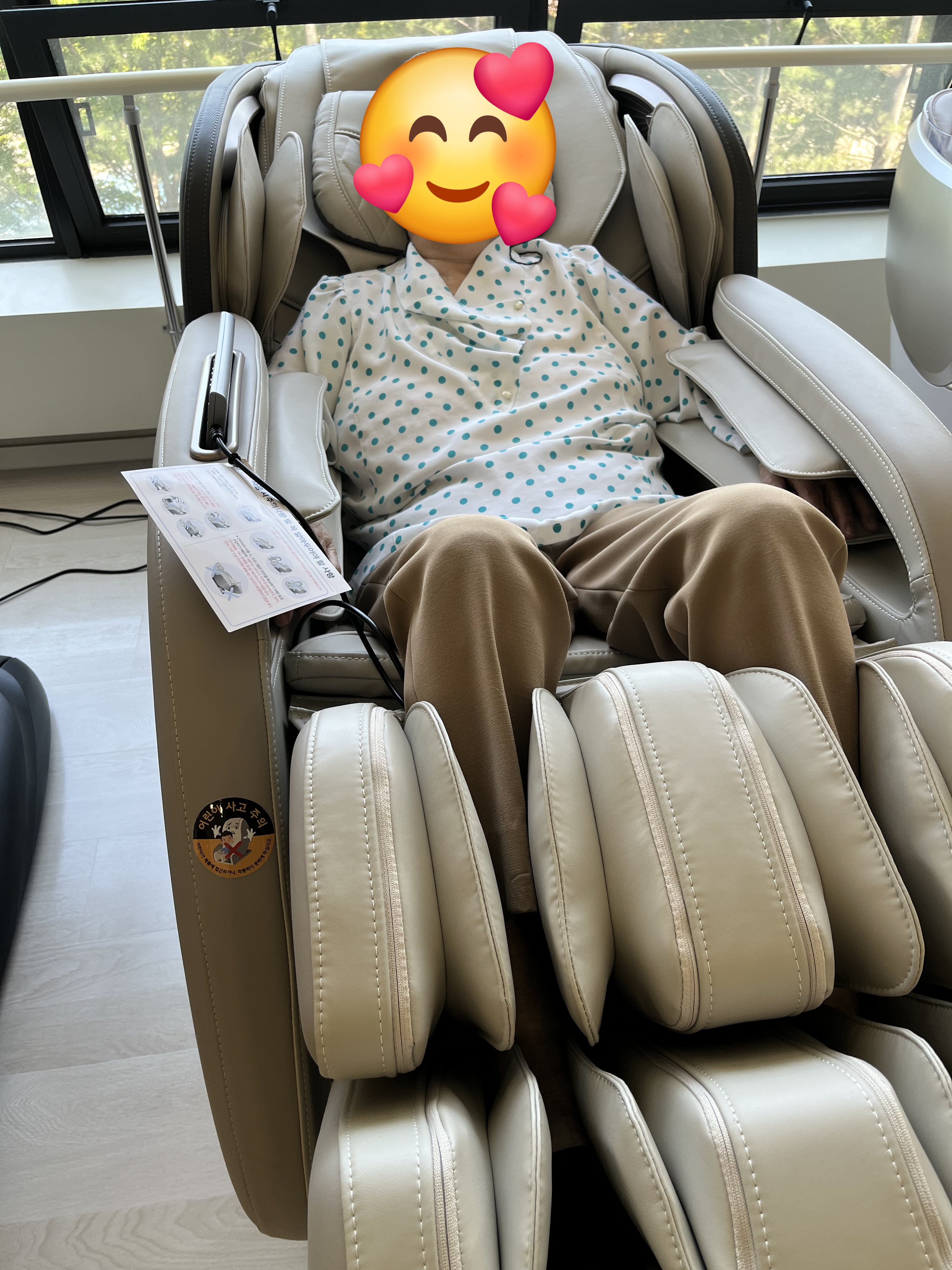 재가노인복지센터 설렘의 편안한 안마의자 이용 모습